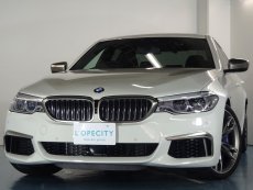 BMW 5シリーズ M550i xDrive ULTIMATE EDITION BMWレーザー・ライト Mシートベルト 20インチMライト・アロイ・ホイール 専用バッジ【新車保証継承R5年5月迄】
