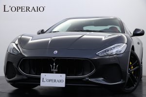 マセラティ グラントゥーリズモ スポーツ 有償カラー：グリジオグラニート 純正20インチMCデザインブラックグロス ジアッロキャリパー ブラックアルカンターラルーフライナー ロッソコラーロレザー 8.4インチタッチコントロールプラス【新車保証継承令和3年3月迄】

