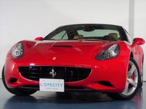 フェラーリ カリフォルニア カリフォルニア 30 F1 DCT  ルーフ&ピラー ブラックラッピング  正規ディーラー車　スクーデリアフェラーリシールド　イエローレブカウンター
